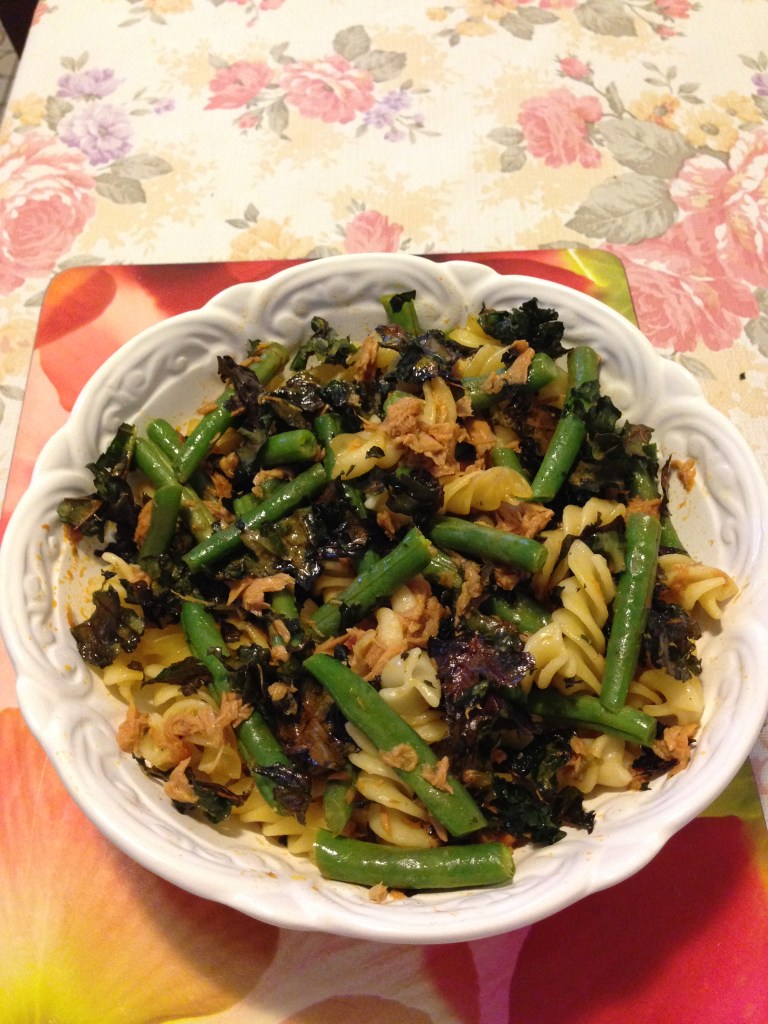 Tuna and capers pasta, green beans and crunch kale