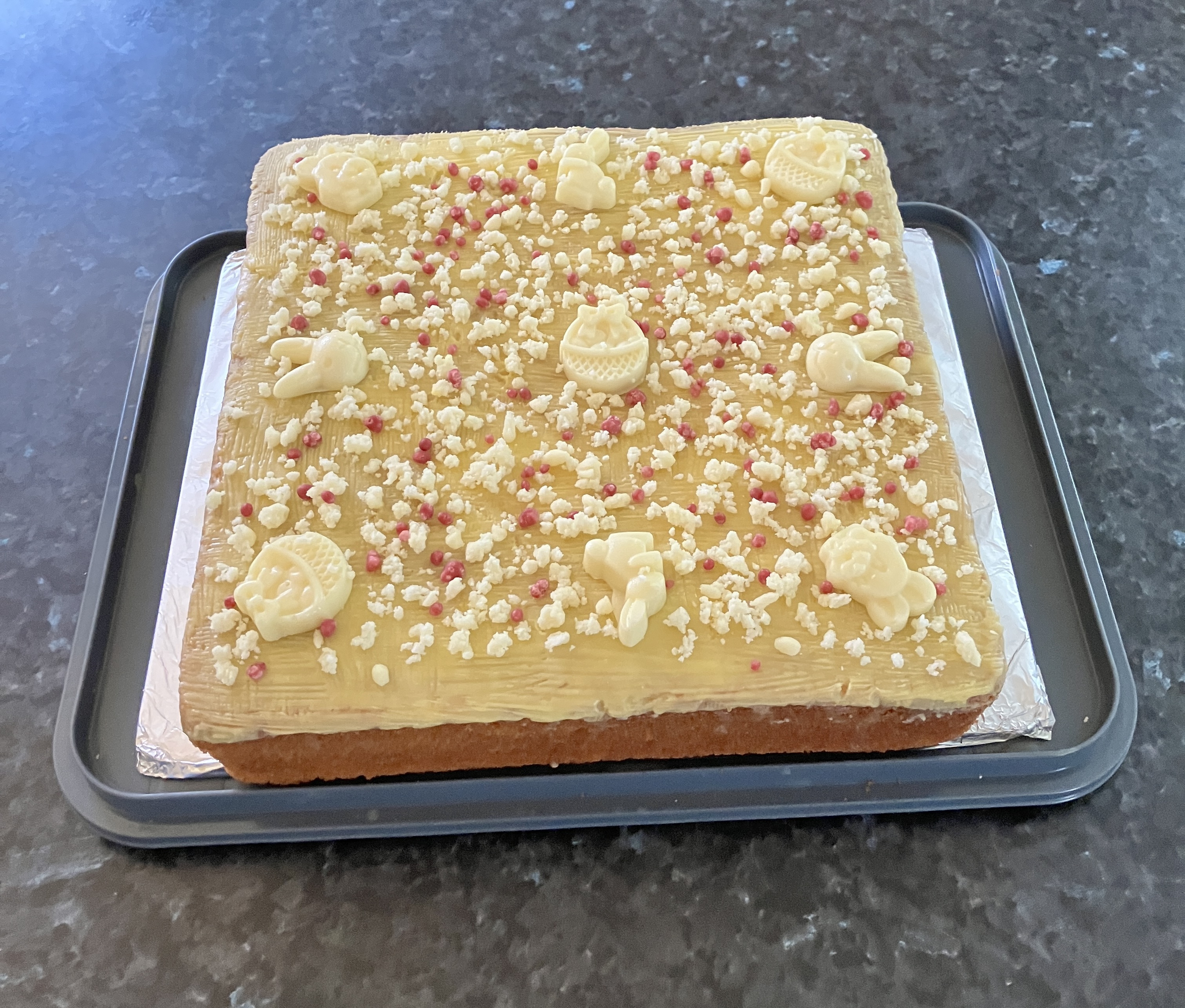 Butter cake with Easter bunny basket white chocolate raspberry bites ...